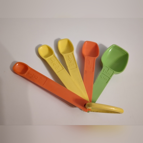 Vintage Tupperware Measuring Spoons Orange, Yellow &  Green Set Of 5 plus D Ring - Picture 2 of 3